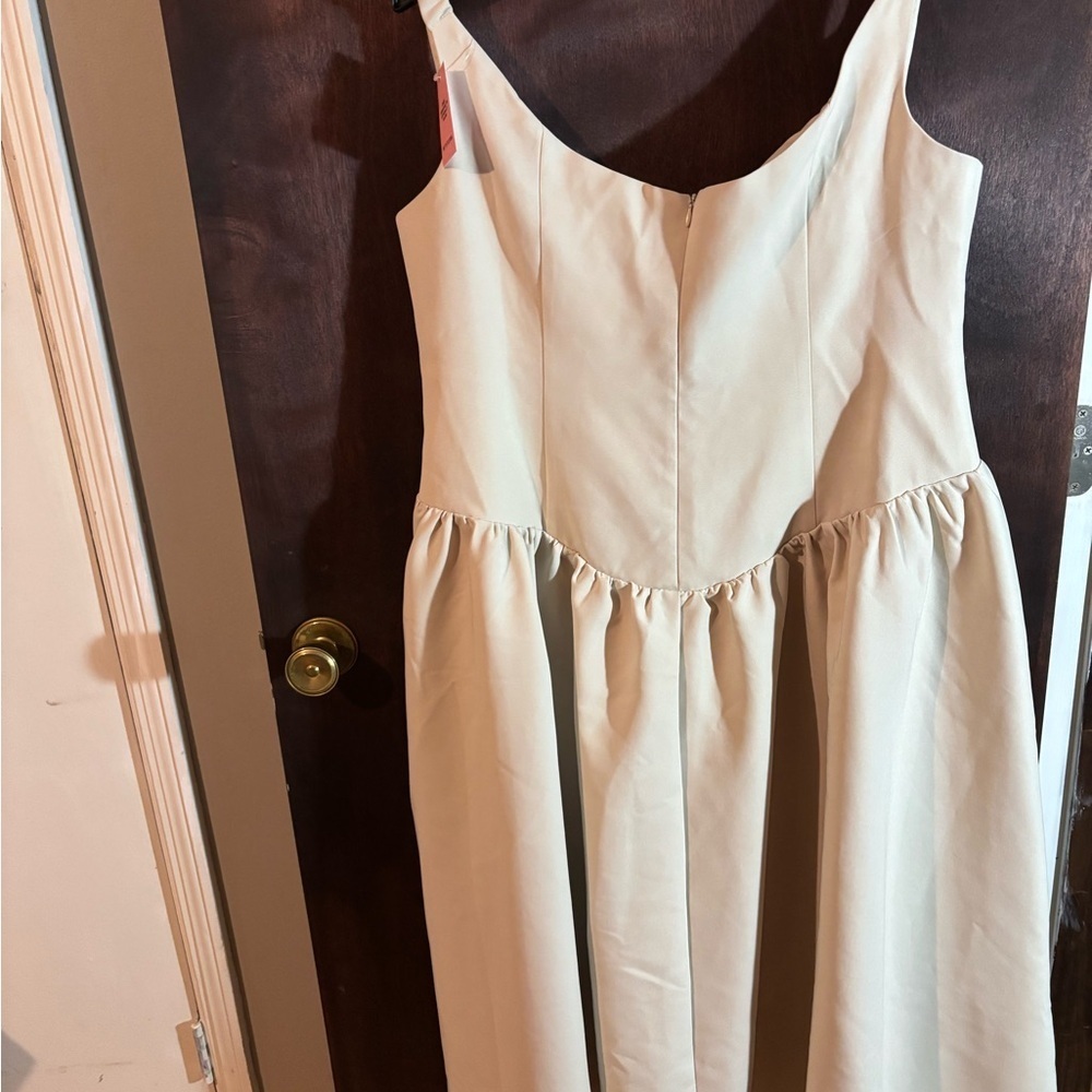 Pretty Little Thing PLUS CREAM WOVEN DIPPED BARDOT RUCHED MIDAXI DRESS - Picture 3 of 5